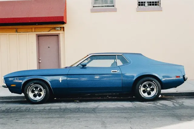 Niebieski klasyczny Ford Mustang z boku