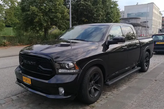 Czarny pickup Ram 1500
