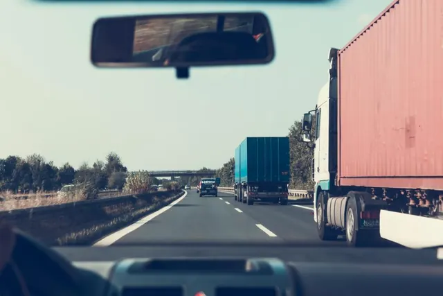 Ciężarówka z kontenerem na autostradzie